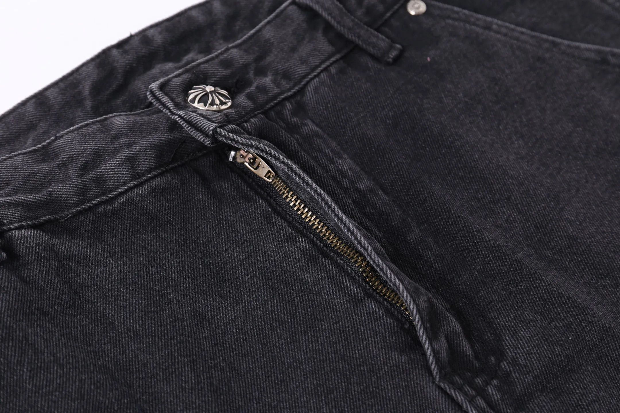 P260 Style number: H890 Croxin & 𝐂𝐡𝐫𝐨𝐦𝐞 𝐇𝐞𝐚𝐫𝐭 ss25 limited imitation wood pants starry sky black leather jeans. Styles with different wash textures are very friendly to people with thin legs and thick legs. The slightly flared version perfectly modifies the leg shape. The timeless and moderate length makes it easy to match and match. It is the basis for various styles and is a must-have in your wardrobe! The fabric is stiff but also makes the upper body soft without losing texture. The washing process is even more perfect. It is a must-have item for everyone! ! ! Washed wheat, hang tag, pants label, three labels complete Color: black Size: 30-32-34-36